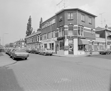 882493 Gezicht op het winkelhoekpand Kruisweg 29 (sigarenmagazijn 'Kruisweg') te Utrecht, vanaf de kruising met de ...